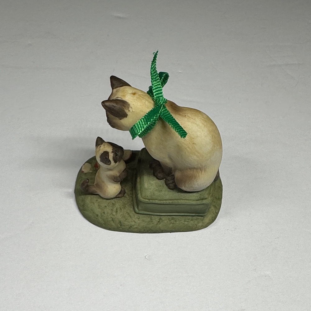 Siamese Seal Point Kitten & Cat Figurine “Christmas Morning” with Green Ribbon